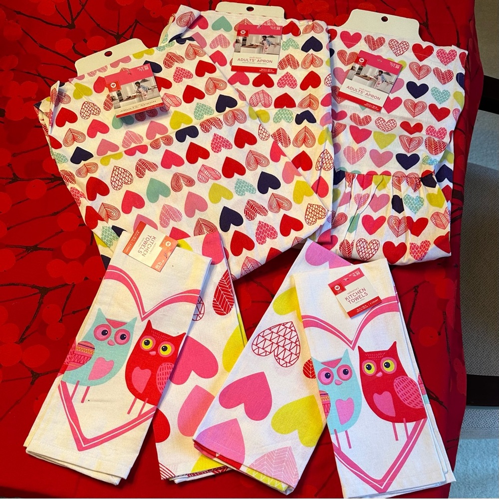 NWT Heart Three Aprons and Four Kitchen Towels Set